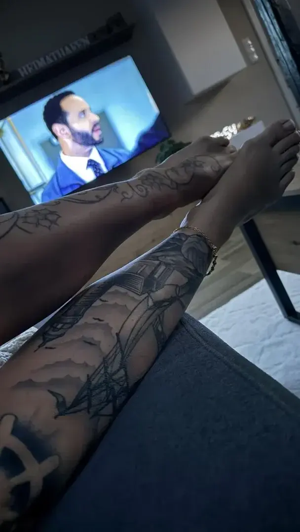 gemütlich auf der Couch liegen 🤭☺️#beine #beinschmuck #braunehaut #nacktehaut #tattoo