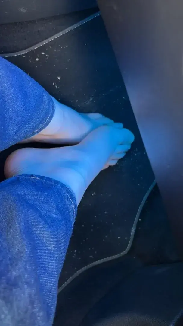 Leak & nude 1 — Pieds_seins