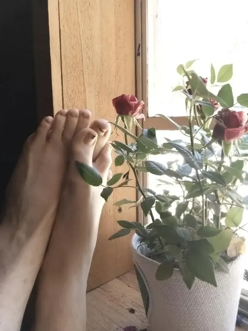 Leak & nude 1 — footie-patootie