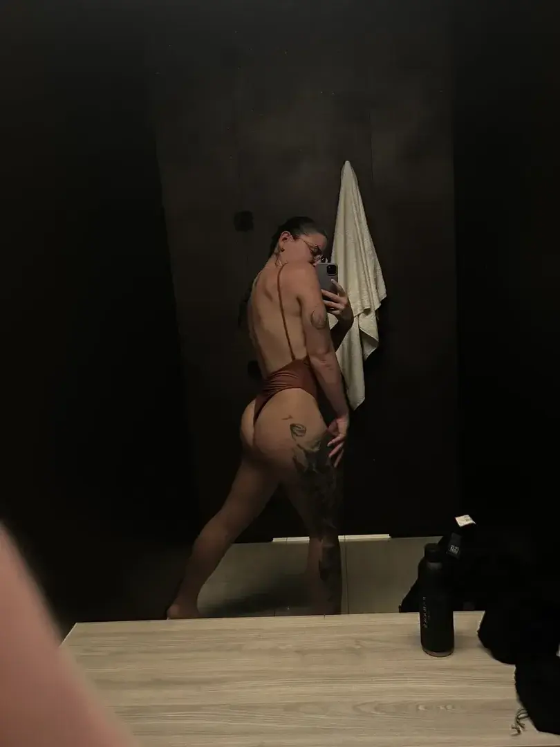 Envoye moi un DM je t’envoie la vidéo gratuite entrain de me déshabiller… tu as 24H 🤤😏