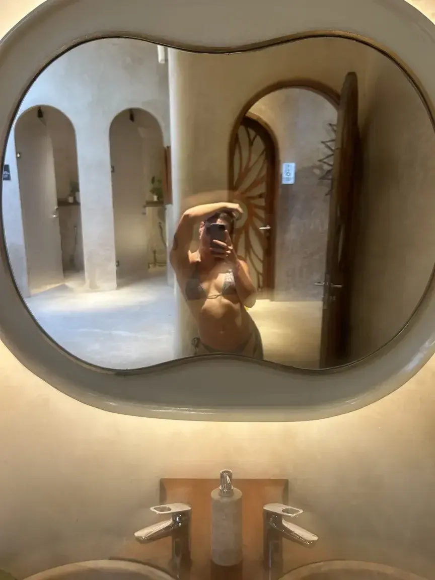 Je crois que j’aime bien me voir dans un miroir 🙂‍↔️Qui n’aimerais pas… 🤭