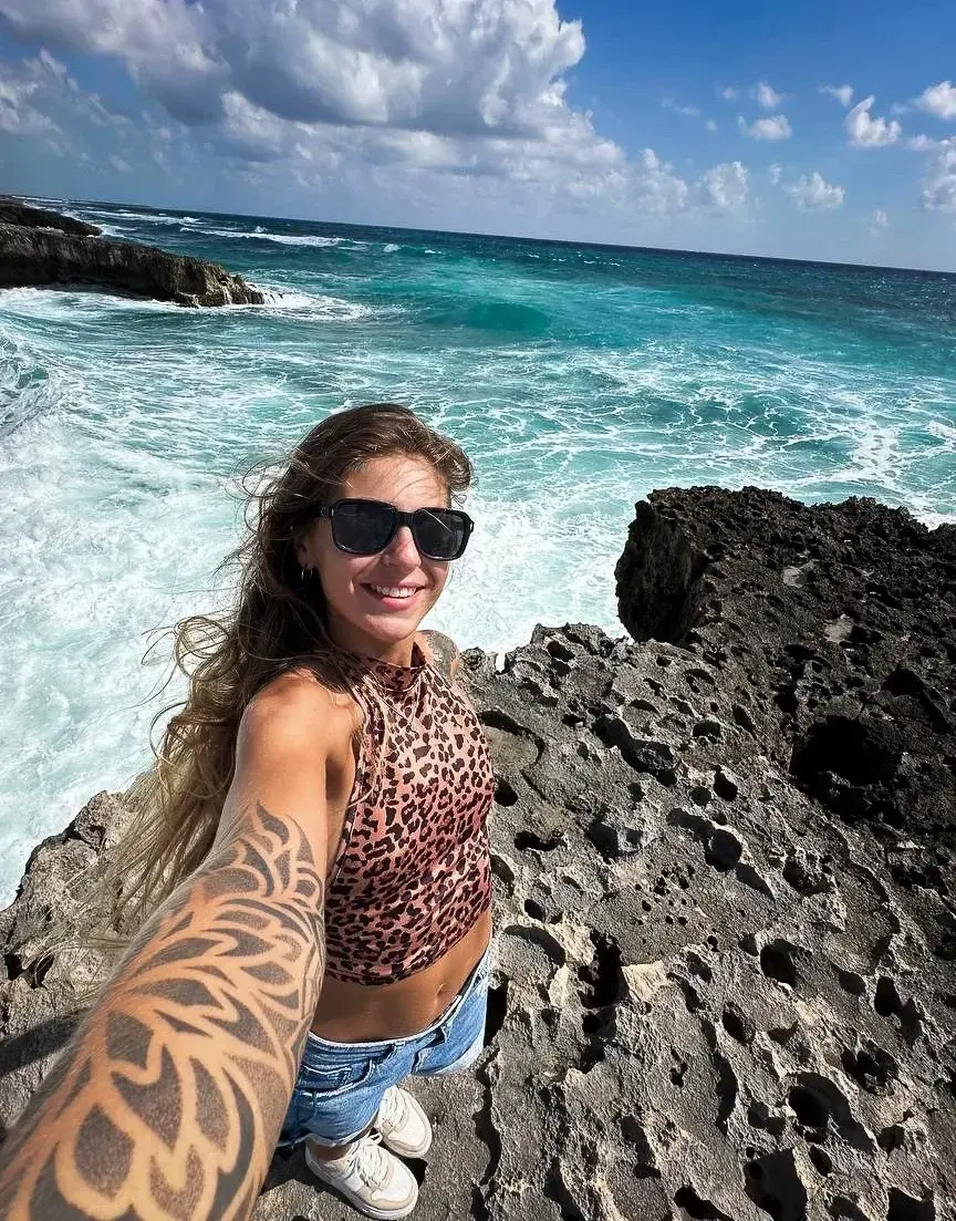 Petit selfie ensoleillé rien que pour toi… Tu aimes la vue ? 🫣La mer est agitée, mais moi, je suis d’humeur très joueuse aujourd’hui… Prêt à t’aventurer un peu plus loin avec moi ? 😏Commente ou envoie-moi un petit message privé, j'ai hâte d'en savoir plus sur toi ! 😇💝