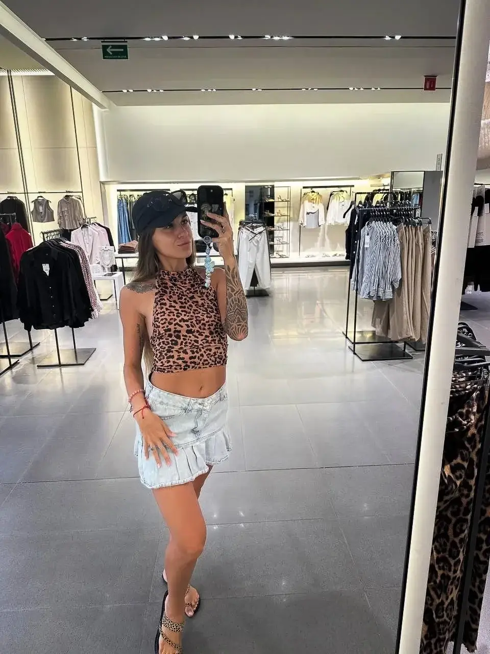 Leak & nude MYM — Emilie_rochefort : « Petite séance shopping, besoin de ton avis… 🫣J’ai craqué sur cette jupe, tu valides mon choix ? Je compte sur toi pour me dire ce que tu en penses ! 😏À tes likes et commentaires, mes petits stylistes ! 😇💝 » (MYM)