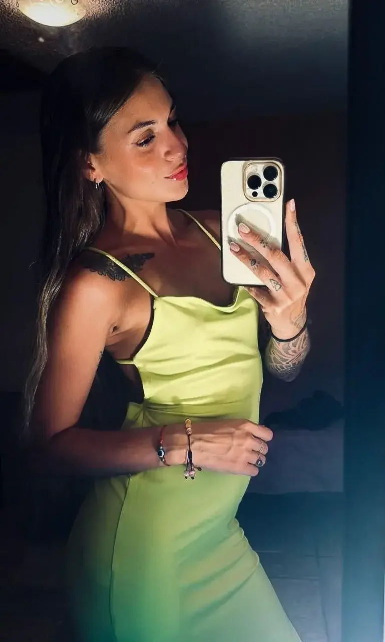 Leak & nude MYM — Emilie_rochefort : « Ce soir, direction le club… Prêt à m'accompagner ? 🫣Robe élégante, regard pétillant, la nuit s’annonce douce et pleine de surprises… 😇💝 » (MYM)