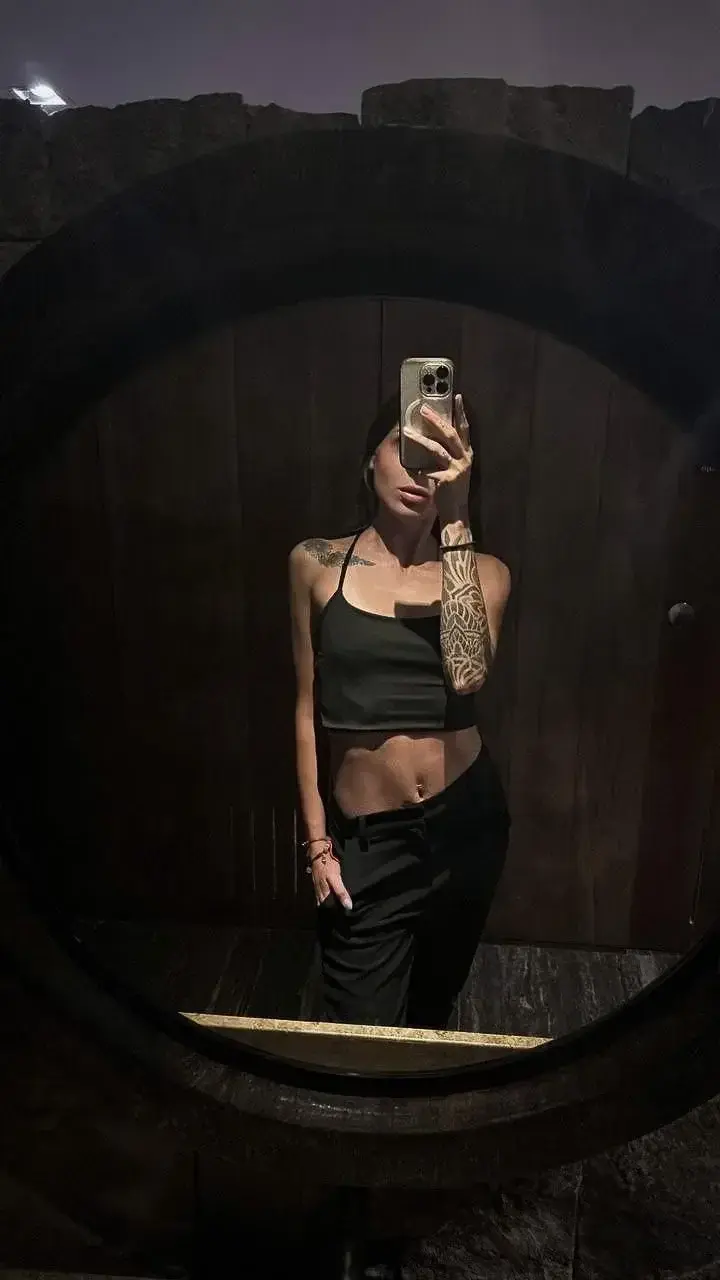 Leak & nude MYM — Emilie_rochefort : « Petite pensée nocturne rien que pour toi… 🫣Lumière tamisée, ambiance feutrée et tenue élégante, je voulais juste te faire un clin d'œil complice depuis ma soirée entre filles… 😏Tu sais où me trouver si tu veux m'en dire plus… 😇💝 » (MYM)
