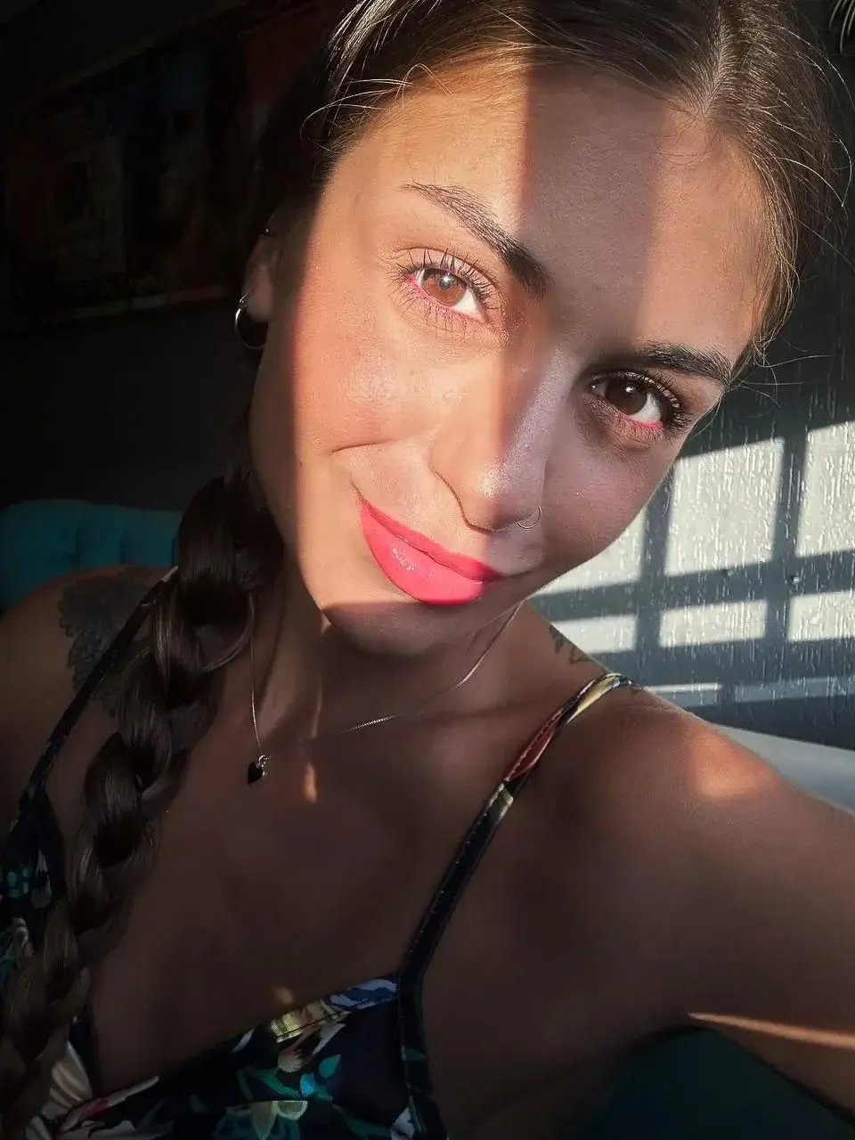 Doux reflets du soleil couchant sur ma peau, un moment tendre à partager avec toi… 🫣Ce soir, je t'offre juste un regard complice pour prolonger la douceur du jour… 😏💝