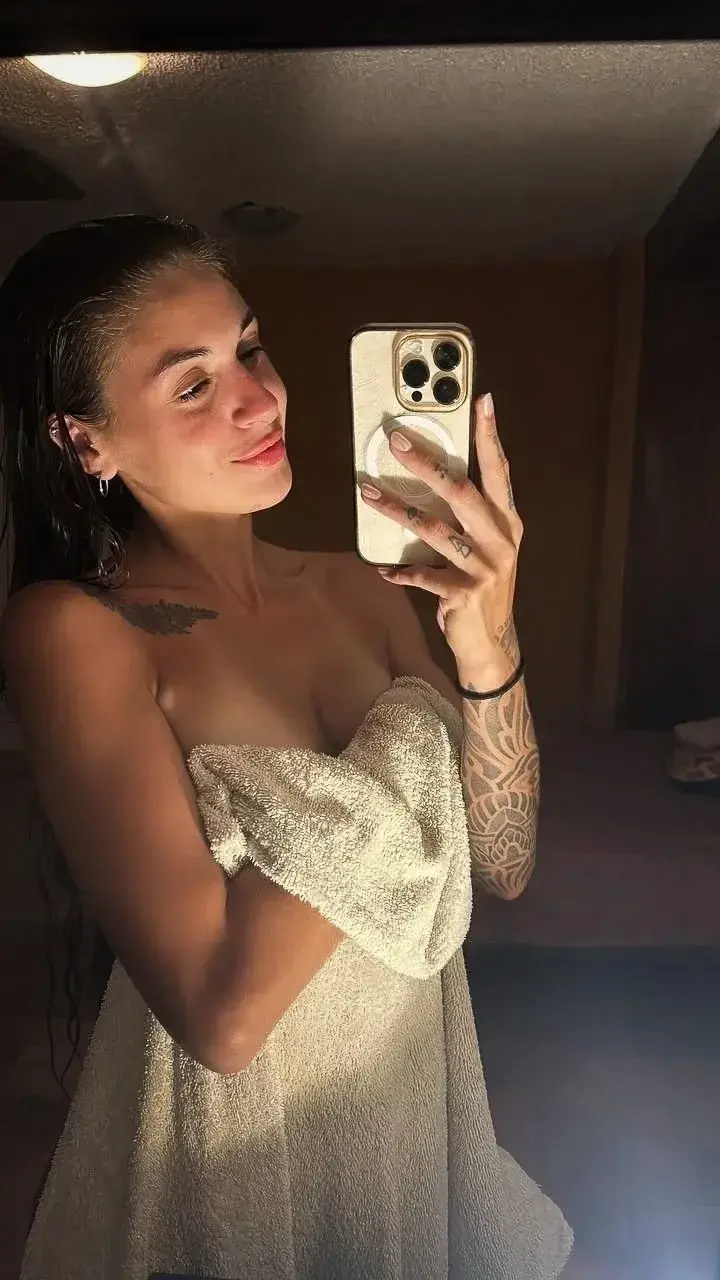 Instant douceur après la douche… peau fraîche et regard malicieux, juste pour toi. 🫣La journée commence bien, et c'est loin d’être terminé… 😏💝