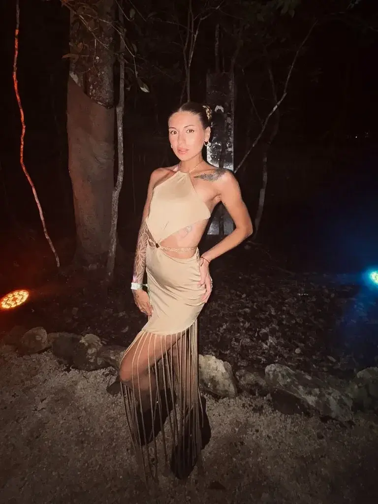 Ambiance magique et robe audacieuse, cette nuit, c'est moi qui mène la danse… 🫣Je t'emmène dans mon univers, là où se mêlent complicité et élégance, juste pour ton plaisir… 😏💝