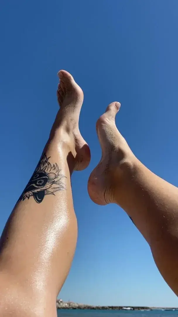 Leak & nude MYM — margotfeet1 : « In the sky 🦶🔥 » (MYM)