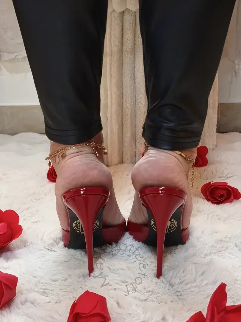 Leak & nude MYM — margotfeet1 : « Ce n' est pas là hauteur des talons qui font ma grandeur. C'est la façon que tu as d'être à mes pieds qui fait de moi une Reine » (MYM)