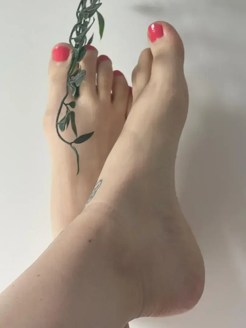 Leak & nude MYM — eestaeee : « Hello ✨Bienvenue sur ce compte 👣N’hésite pas à me contacter 👀J’envoie de la lingerie sur demande également sur vinted : eestaee ✨À très bientôt 💯 » (MYM)