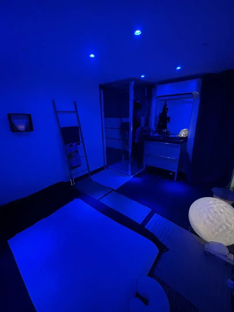 ✨ Bienvenue dans mon havre de bien-être ✨Dans mon salon, tout est pensé pour que vous vous sentiez bien dès que vous poussez la porte :🌸 Chaleur et douceur : un espace climatisé avec hammam et cabines cocooning, pour que chaque moment soit relaxant.🎶 Ambiance musicale apaisante : des sons doux qui accompagnent vos massages et caresses, pour un vrai voyage sensoriel.🧺 Linge propre et frais : chaque futon et chaque serviette est soigneusement préparé pour votre confort et votre hygiène.💛 Calme et sérénité : un endroit où vous pouvez lâcher prise, respirer et vous reconnecter à vos sensations.💫 Ici, chaque détail compte pour que vous viviez un moment unique, ressourçant et profondément agréable.