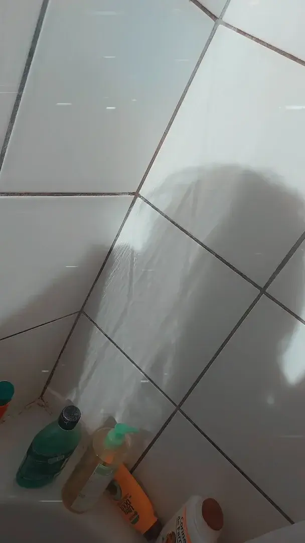 La douche, un de mes moments préférés. Seule avec soie même, quoi de mieux pour se faire plaisir 🥰😊