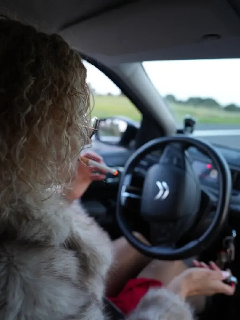 ✨ Nouveau post hebdo… ✨Au volant, prête pour de nouvelles aventures 😏Toujours chaude, toujours motivée, et clairement prête à vous régaler…Cette photo n’est qu’un aperçu de l’énergie que je vous réserve 🔥Si tu aimes suivre mes escapades, mon attitude assumée et mon univers sans filtres, alors tu es exactement au bon endroit.La suite est plus intime, plus intense… et réservée aux abonnés 👀💋 Abonnement à 9,90€Rejoins-moi sur MYM et embarque avec moi 🚗🔥