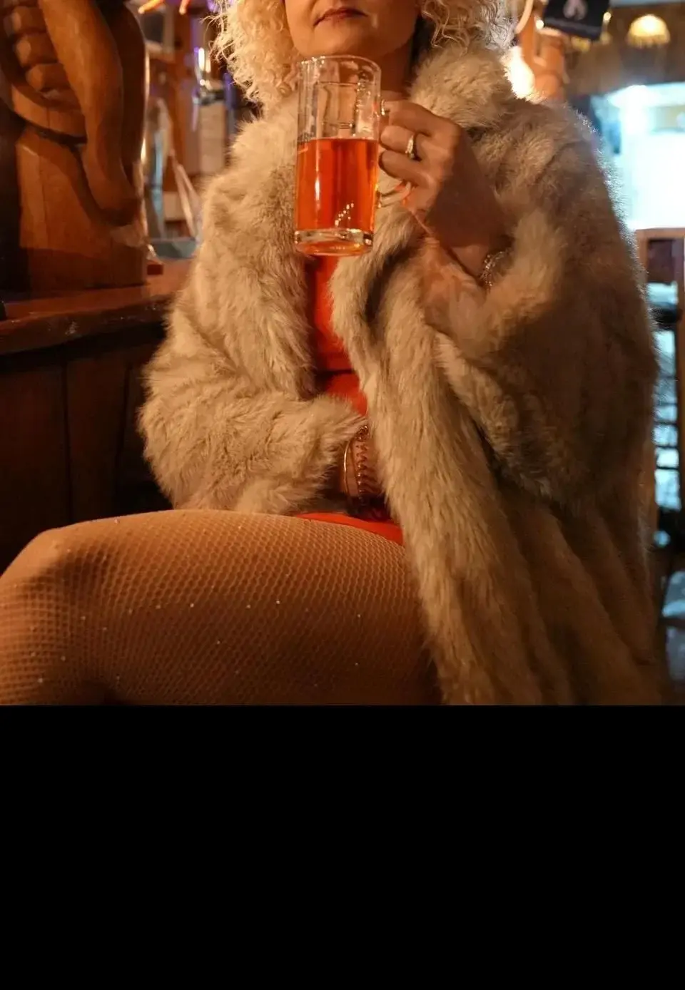 ✨ Nouvelle photo en ligne… ✨C’est moi, Layla, en fourrure, installée dans un bar 😏Ambiance feutrée, regard assuré, et cette attitude qui ne laisse rien au hasard.Cette photo est publique… mais elle ne montre qu’un avant-goût 🔥Si tu veux voir le reste, découvrir ce qui se cache derrière cette allure et cette soirée qui ne fait que commencer…Tu sais ce qu’il te reste à faire 💋👉 abonne-toi pour voir la suite