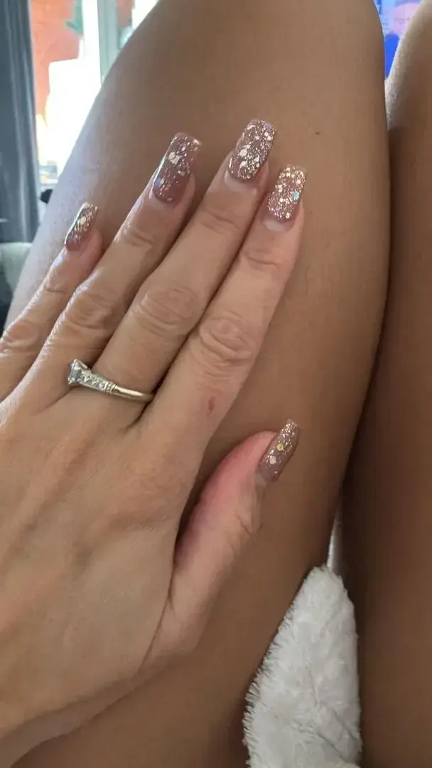 Juste ma main… mais elle en dit long 😏Une invitation discrète, un avant-goût de ce que je réserve aux plus curieux.Mon univers devient de plus en plus intense, mes vidéos de plus en plus hot 🔥Je me dévoile davantage, je prends confiance, et je vous emmène encore plus loin avec moi.Si cette simple image attire déjà ton attention…Imagine ce qui t’attend derrière l’abonnement 💋Rejoins-moi et découvre un contenu toujours plus audacieux, toujours plus brûlant 😈