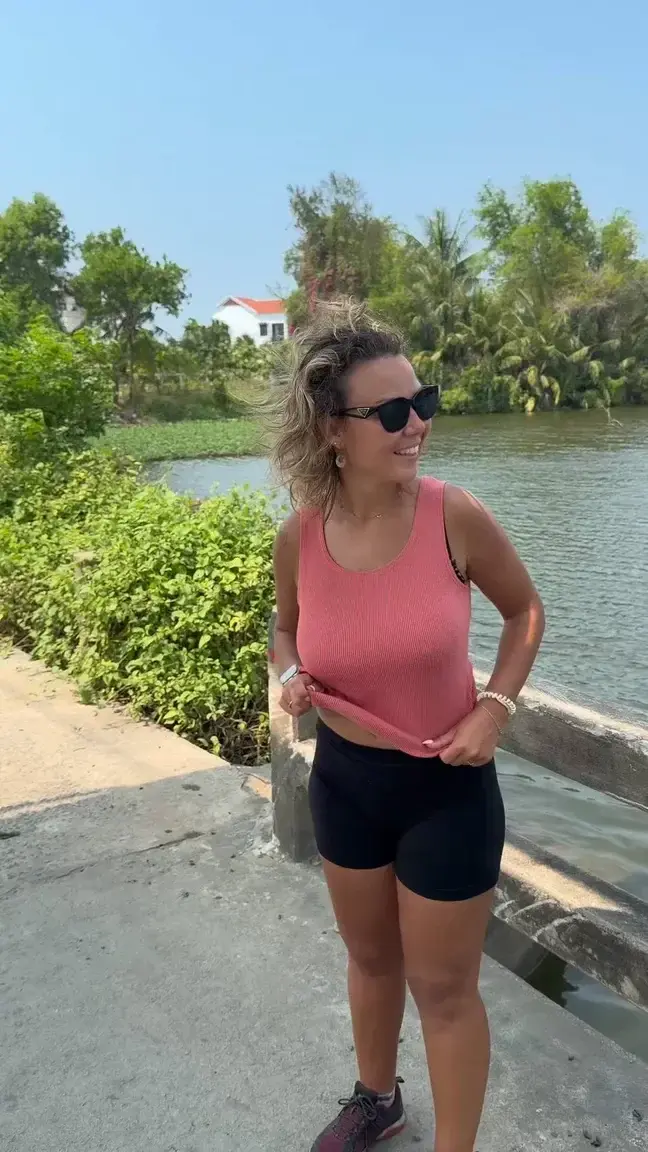 Flash boobs cut version