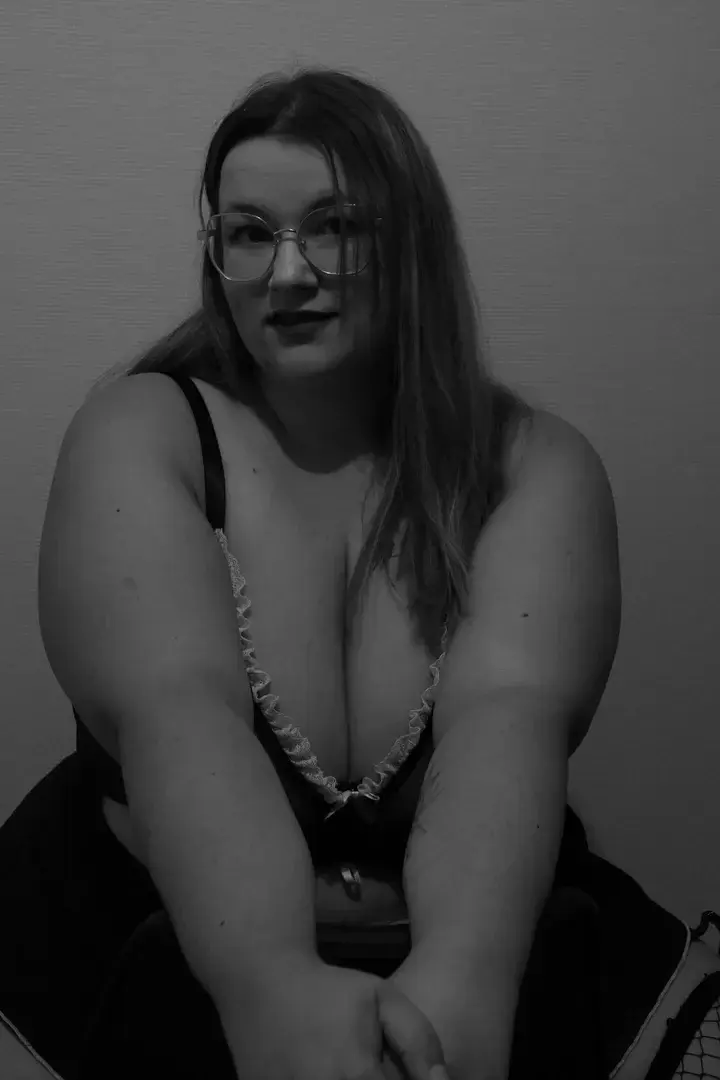 Rejoins moi ! Si tu veux en voir plus  en t'abonnant , ou hésite pas à me demander  du contenu personnalisé  ou autres !