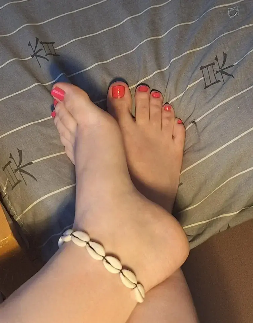 Should I go walk on the beach with those feet ?Who would like it ? 😍