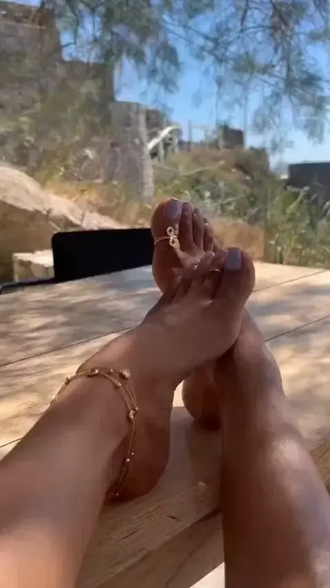 Tu aimes mes petits pieds grâce à mon nouveau soin ? 😇🌸Viens me dire ce que t'en penses en message privé , j'ai une surprise gratuite pour toi 🎁🔐CODE : BABYLAO70