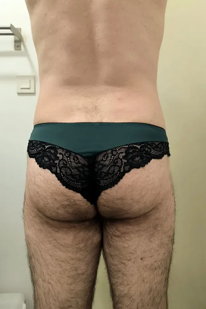 Un joli tanga vert orné de dentelle sur mes petites fesses aujourd'hui 💚 ça te plaît ?