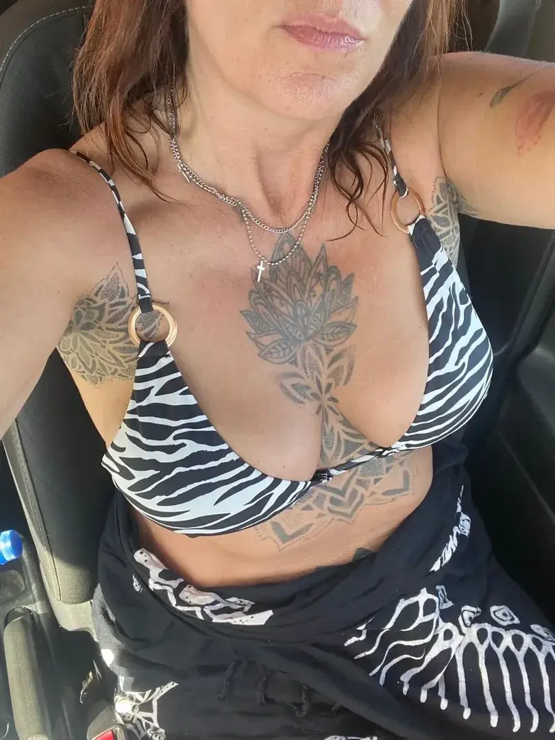 En mode bronzage #milf #tattoo #sexy