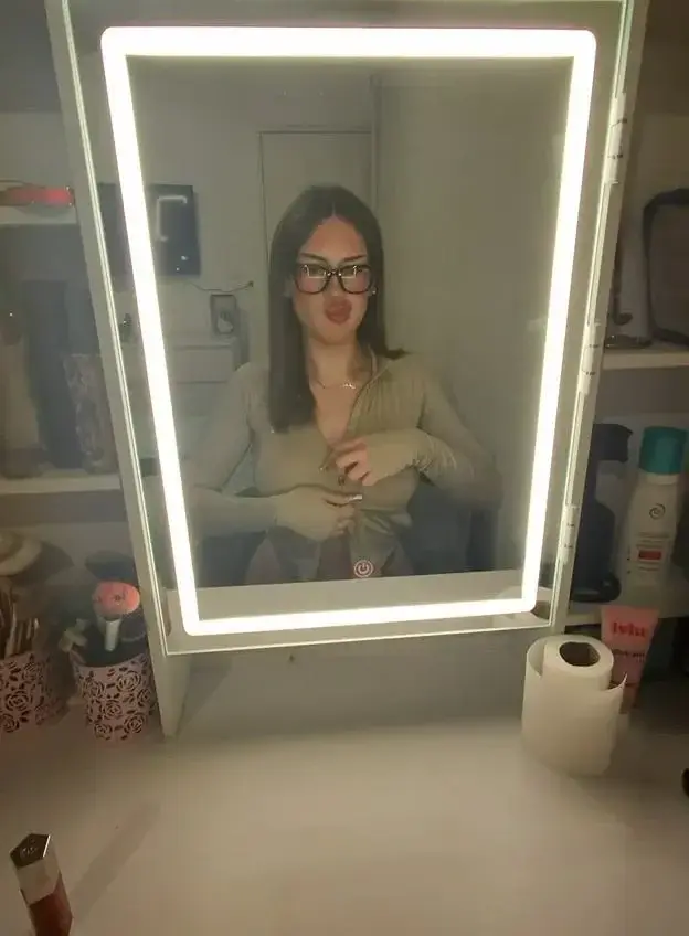 Leak & nude MYM — Evacdc : « Oui, je suis trans. Non, je ne suis pas opérée. Et alors ? 😏 Si ça t’intrigue… abonne-toi c'est GRATUIT » (MYM)