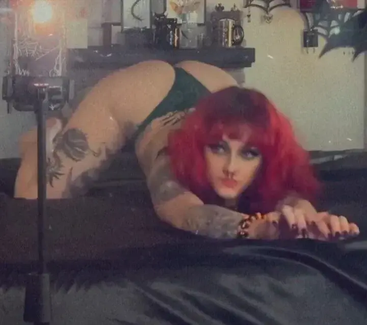 Leak public de Annatatoo — « avoue que ça te donne envie la 🙈#Twerk #Groscul #Rousse » (nude) sur MYM