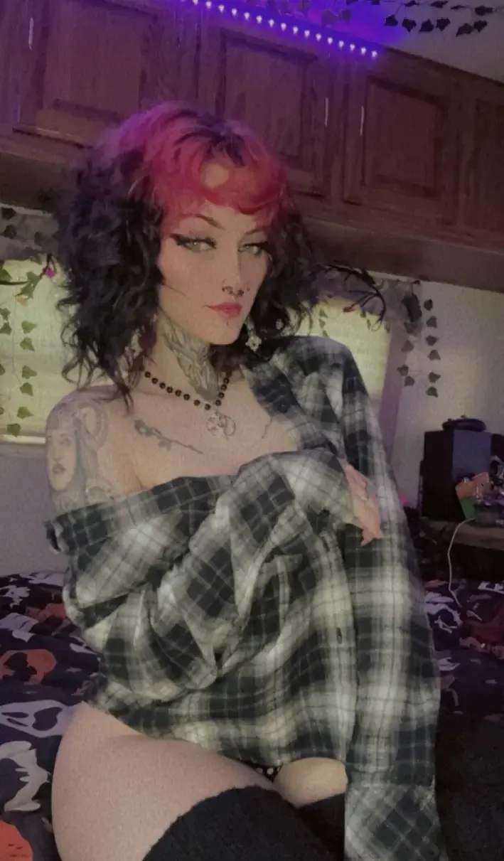 Leak public de Annatatoo — « Hmmmm j’ai envie qu’on me fasse des petite chatouilles 😋#Etudiante #18ans #Gothique » (nude) sur MYM