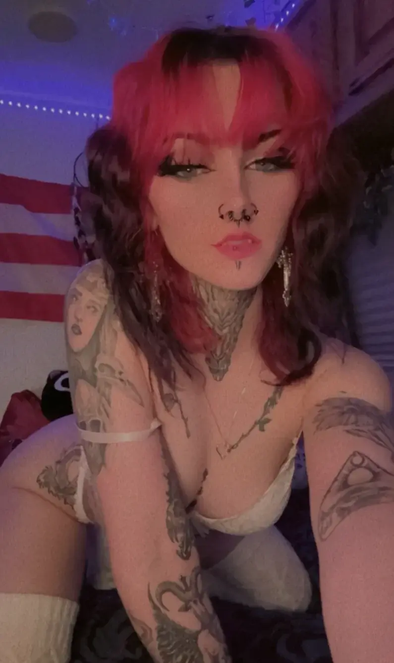 Leak public de Annatatoo — « DM? 👉🏻👈🏻. 🎁 GRATUIT 🎁 avec le code : ANNAGT#Gothique #Tatoo #18ans » (nude) sur MYM