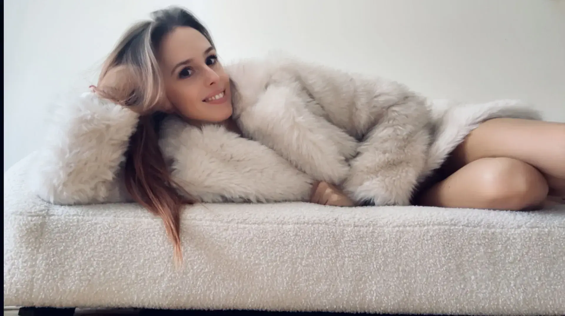 Coucou mon p’tit chat !!!Je te souhaite une belle et chaude  année 2026!!!! 🔥💋Ici tu trouvera des photos chaque jour ( ou presque ) et des vidéo à la demande 💋