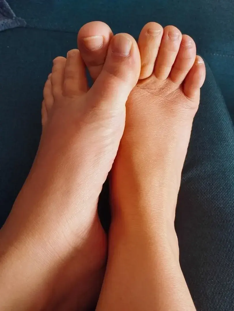 Holiday, soft skin, and again that sofa that brings out the details 💙#feetlover #prettyfeet #holiday #barefootbeauty #sofa