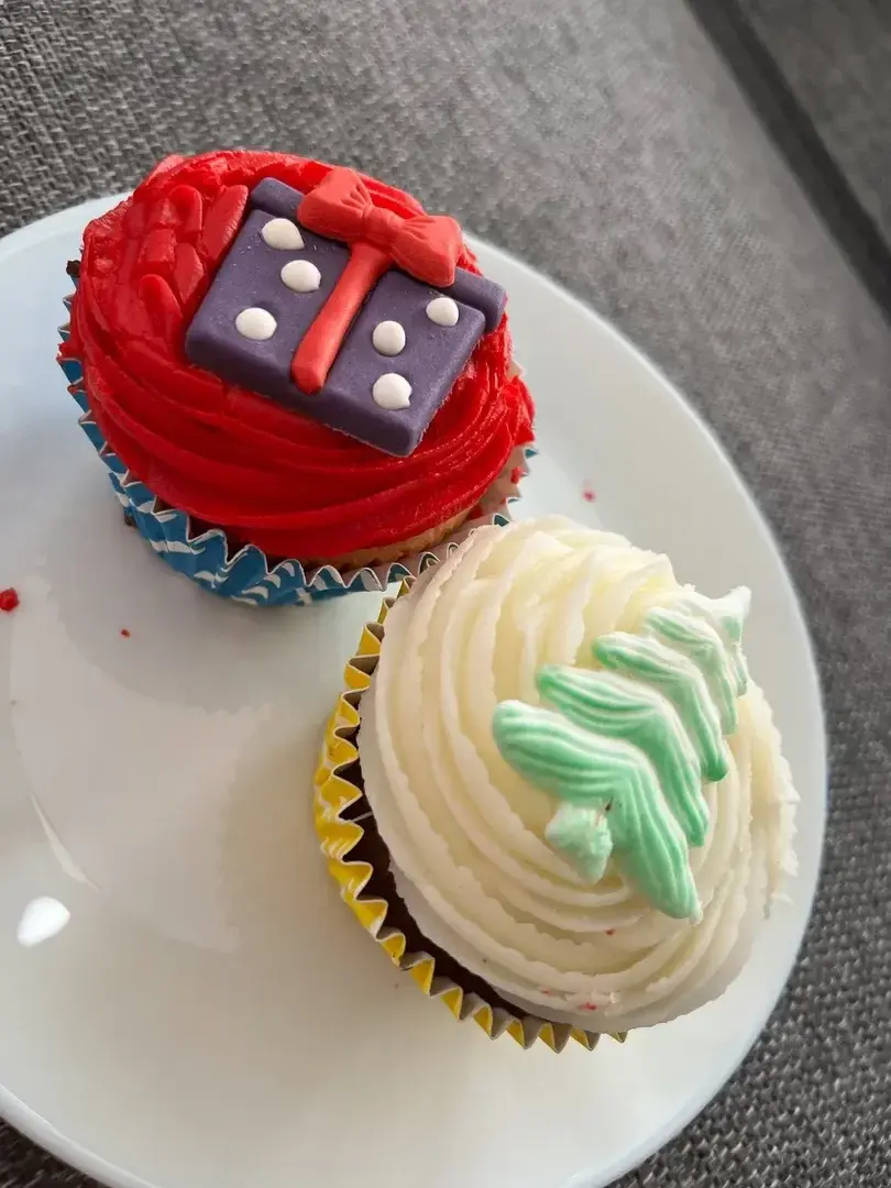 Leak & nude MYM — Nebullathai : « Envie de partager un cupcake de noël avec moi 🥰Ils ont l'air trop bon 🤤Would you like to share a Christmas cupcake with me? 🥰They look so delicious! 🤤 » (MYM)