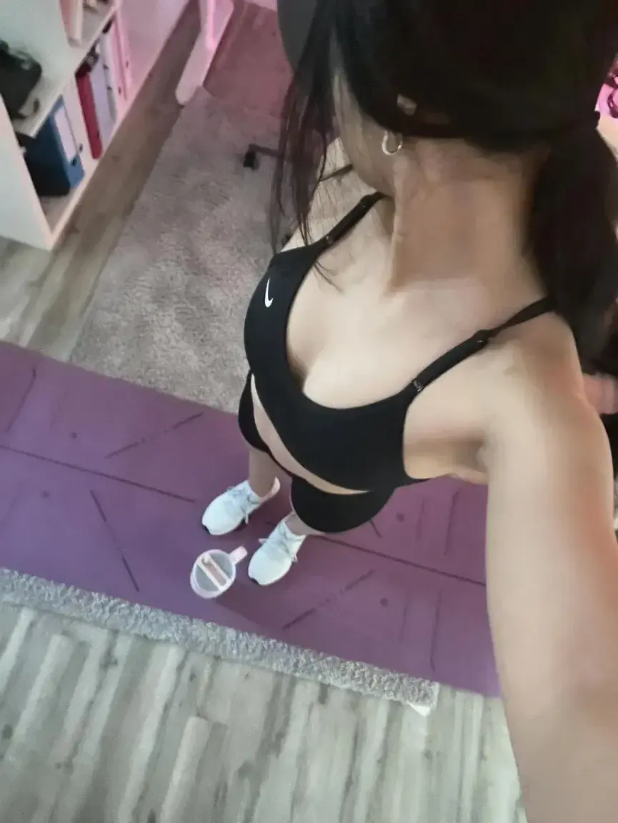 J'espère que tu gardes la forme 🥰Si tu veux on peux faire de l'exercice ensemble 🫦I hope you're staying in shape 🥰If you'd like, we can exercise together 🫦