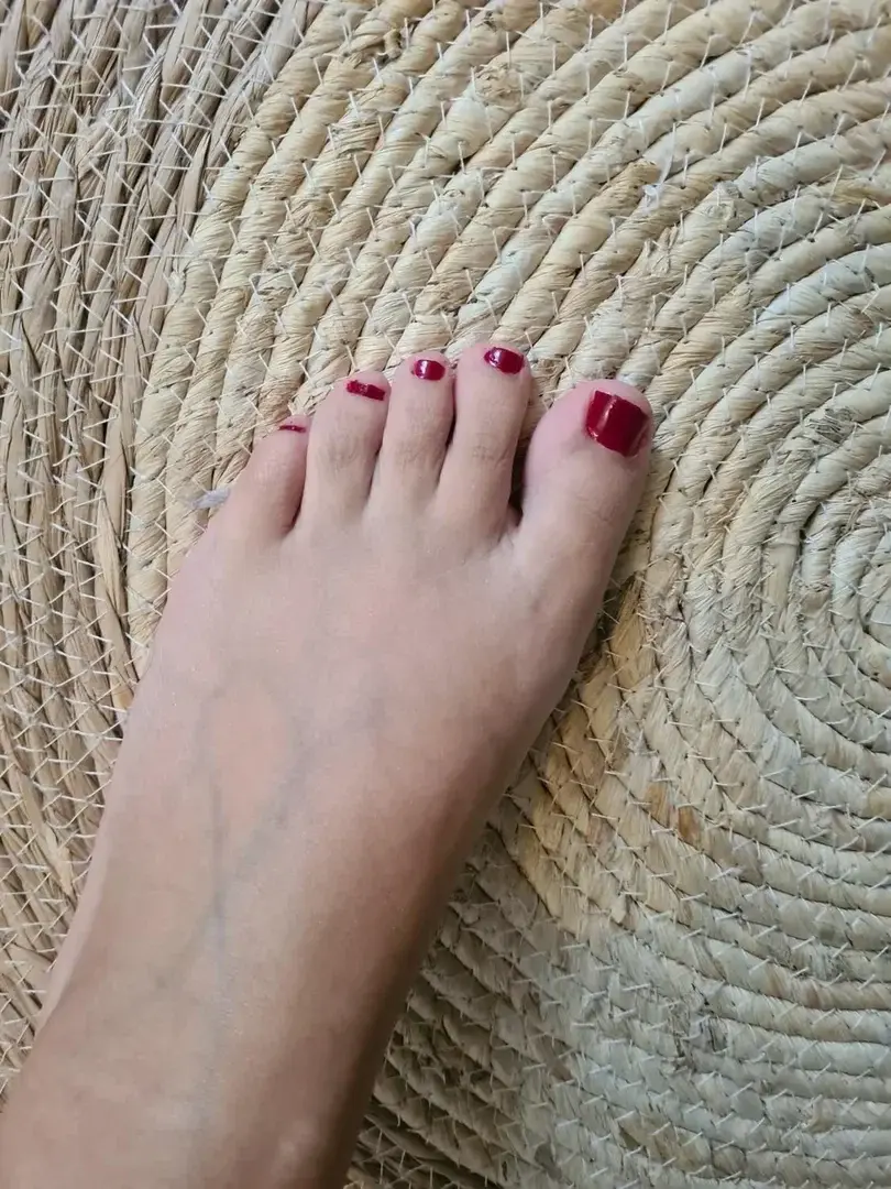 👣 Teasing intimeIls frémissent au moindre souffle…La plante est douce, l’arche creusée.Qui se sent capable de titiller la courbe de mes pieds… sans me faire sursauter ? 😏#ArcheDePied #FéticheTendre #MYMFeetLover