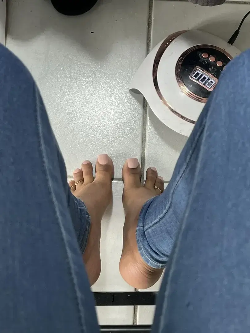 Leak & nude 1 — Piedsetdomination