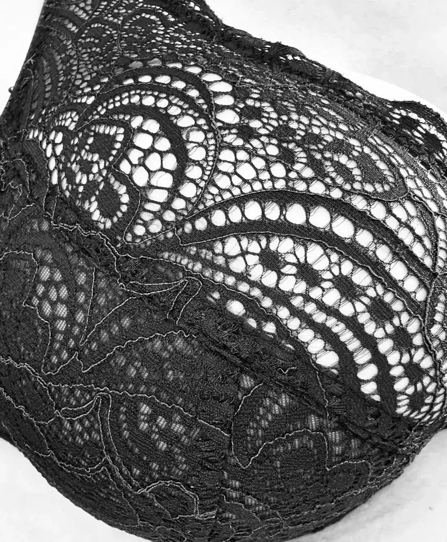 Une jolie lingerie, avec les seins magnifiques de ma femme… tu en dit quoi?Tu veux en voir plus? Demande un média privé..