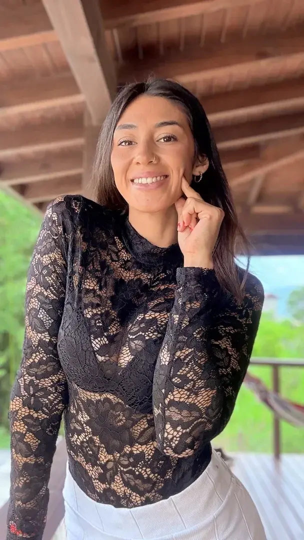 Un sourire sage… mais tu sais déjà que je ne le suis pas tant que ça 😌👉 Viens me parler en privé, je te réponds 💬