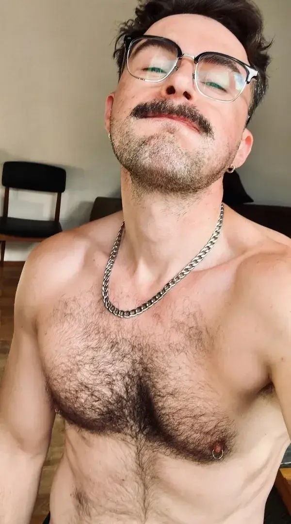 Bruss’hell vibes. 🖤Un regard qui sait, un torse qui parle.Pour ceux qui veulent plus que voir…💥 Full access just one click away.Bruss’hell energy. 🖤A gaze that knows, a chest that says it all.Wanna feel the rest?💥 Unlock the full view.