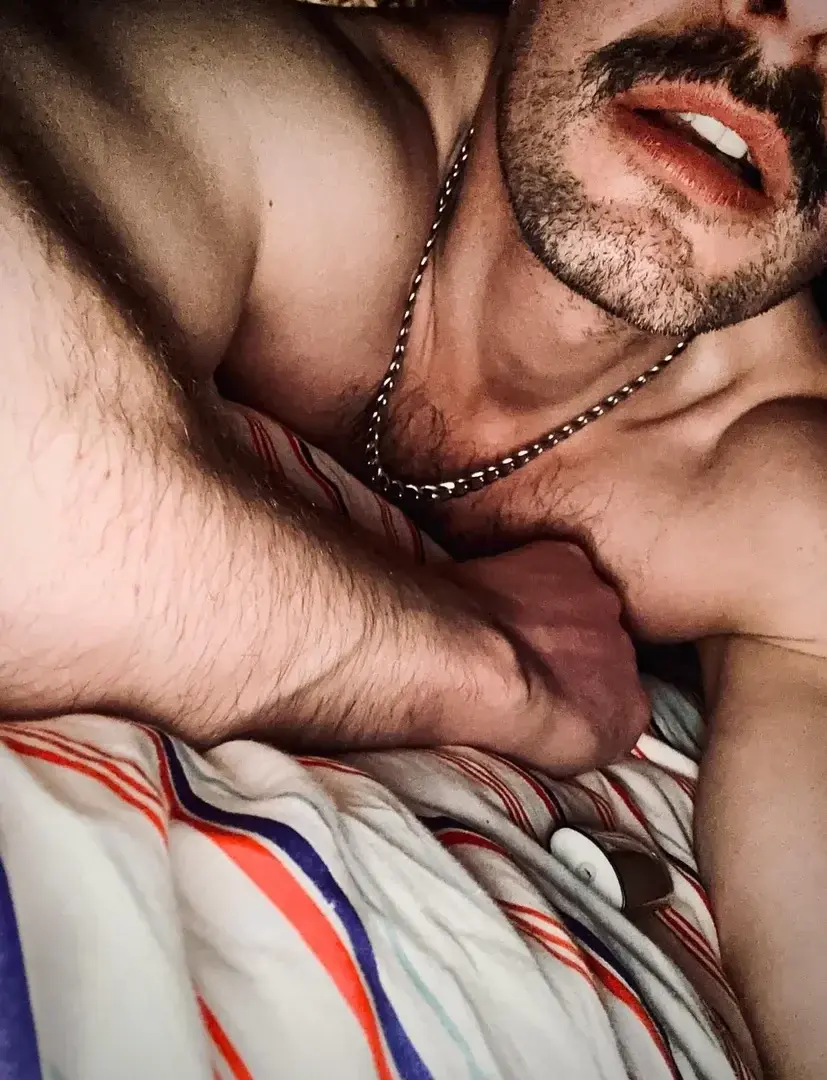 Peau contre drap, souffle lent, regard troublé.T’es près… mais pas encore assez.Déverrouille pour la suite. 🔒🔥Late-night skin, slow breath, warm sheets.You’re close. But not close enough.Unlock for what happens after the photo. 🔒🖤