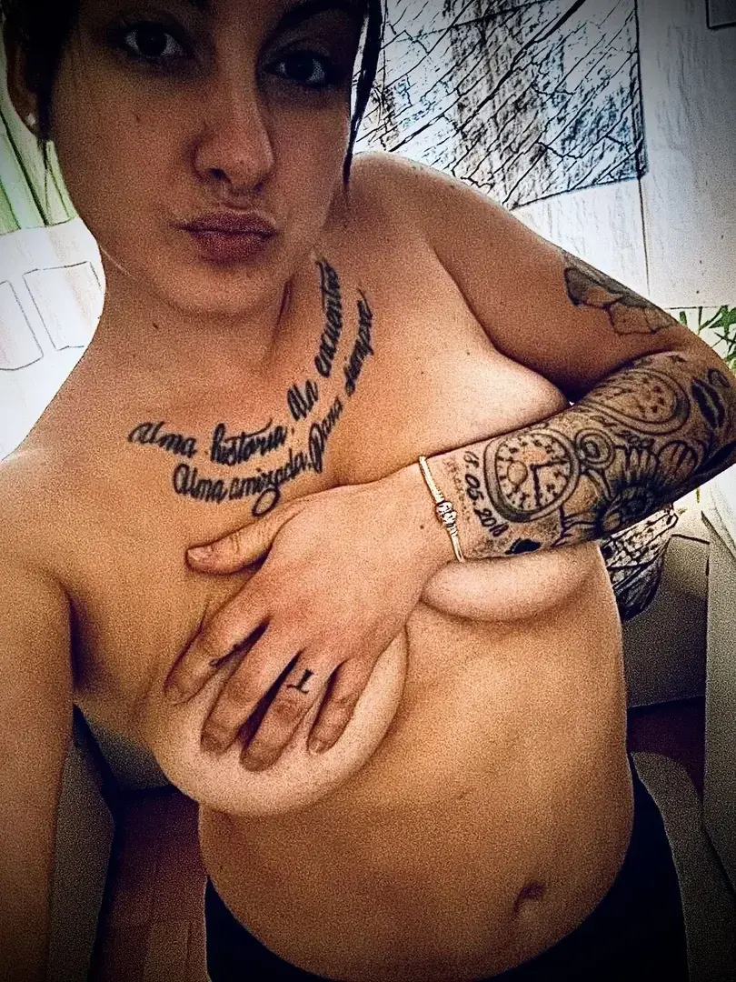Leak & nude MYM — Xourona : « Code : RETOURAbo offert tous les mois 💋Juste un aperçu…Le reste se découvre ailleurs 👀 » (MYM)