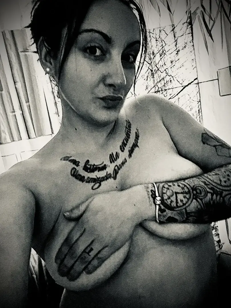 Leak & nude MYM — Xourona : « 🎁 Abo offert avec le code RETOURJuste un aperçu…Ce soir, je partage un moment un peu différent 👀 » (MYM)