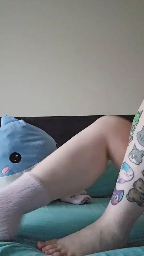 Leak & nude MYM — Islune : « Matin, réveil en douceur. Besoin de chausette moelleuse pour mes pieds 👣  💞#feet #pied » (MYM)