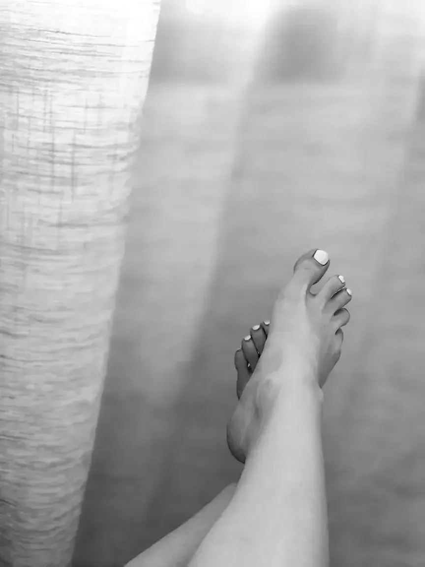 ✨ Moment de détente après une longue journée… Rien de tel que de se relaxer en douceur.Tu aimes ce genre de contenu plus intime et naturel ?Dis-moi en commentaire 💬📩 Contenu exclusif dispo en privé pour les plus curieux…#Relaxation #FeetLover #SoftVibes #NaturalBeauty #PrivateContent