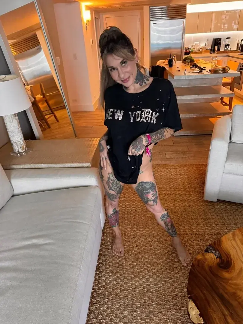 Do you like my tattoos… or want to see even more? 👀🔥