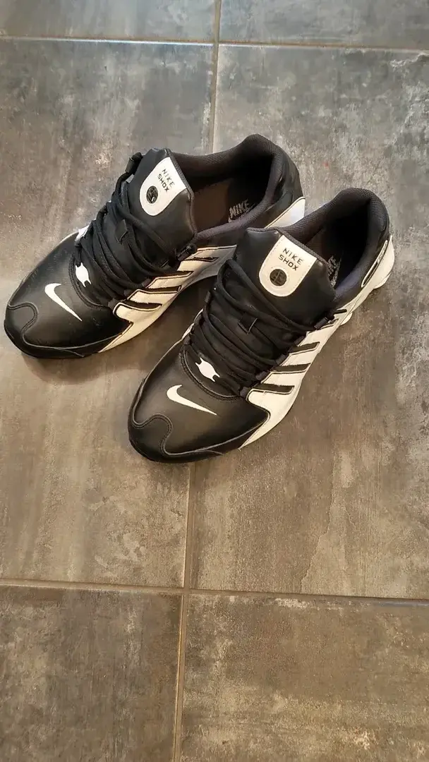 My master sent me a pair of Nike Shox NZ and one of Alpinestars SMX to play with 🥰 i stomped the Shox with the boots 😈