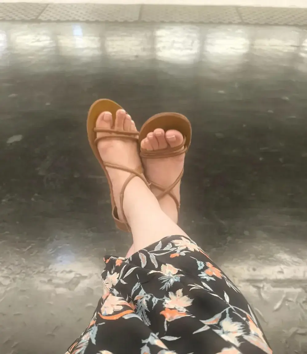 En attendant le métro....#feet#feetfirst#feetlover😍#feets#feetpics#feetgram#frenchfeet#feet👣 #feetmodels#footfetishism#love#picoftheday