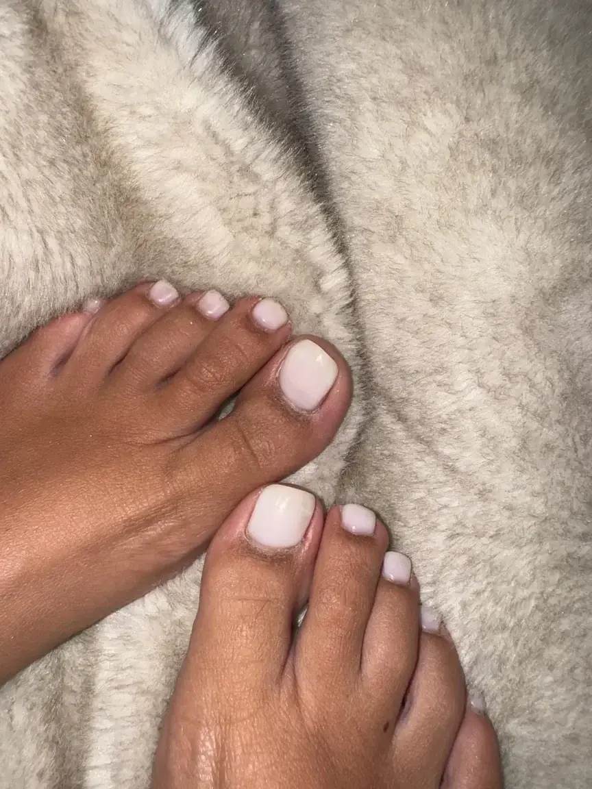 •	“Ils n’attendent que ton regard… 👣💋”•	“Pédicure fraîche, vibes élégantes 💕”•	“Chaque courbe compte. Focus détail. 📷”