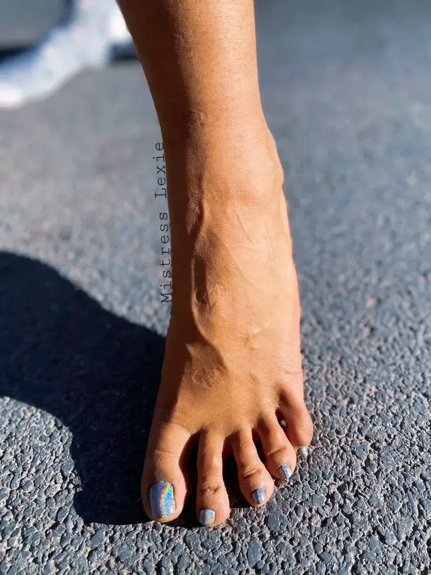 Le retour du soleil avec une super pose vernis spécialement pour mes soumis  #dominatrice #domina #soumis #mistress #slaveman #submissivemale #feet #feetmodel #toesnails #feetworld #footfetish