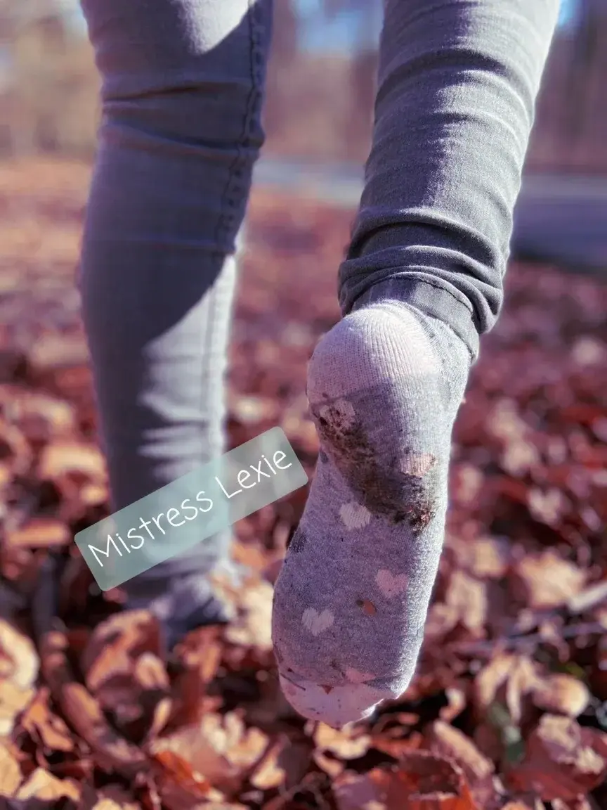 Tu souhaites voir ce qui s'y cache ?  #dominatrice #mistress #soumis #slaveman #submissivemale #sock #nature #sockfetish #fetichisme #sockmodel